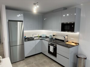 Premium Studio Suite | Private kitchen | Full-size fridge, microwave, oven, stovetop - E1 Gibraltar (Gibraltar)