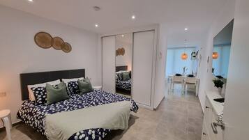 尊榮開放式套房 | 埃及棉床單、高級寢具、客房內保險箱、書桌