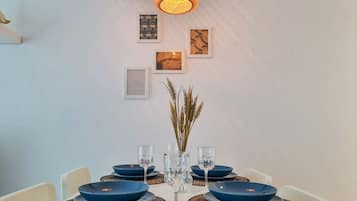 尊榮開放式套房 | 起居區 | 44-吋LED 液晶電視、數位頻道、電視、Netflix