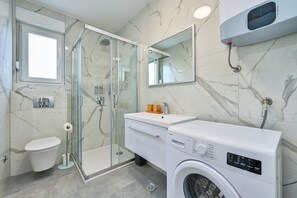 Appartement Deluxe, 2 chambres, piscine privée | Salle de bain | Douche, séchoir à cheveux, serviettes fournies, savon