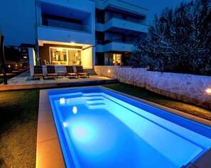 Piscine extérieure, chaises longues