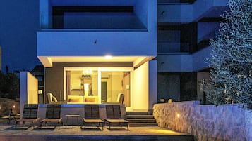 Una piscina al aire libre, sillones reclinables de piscina