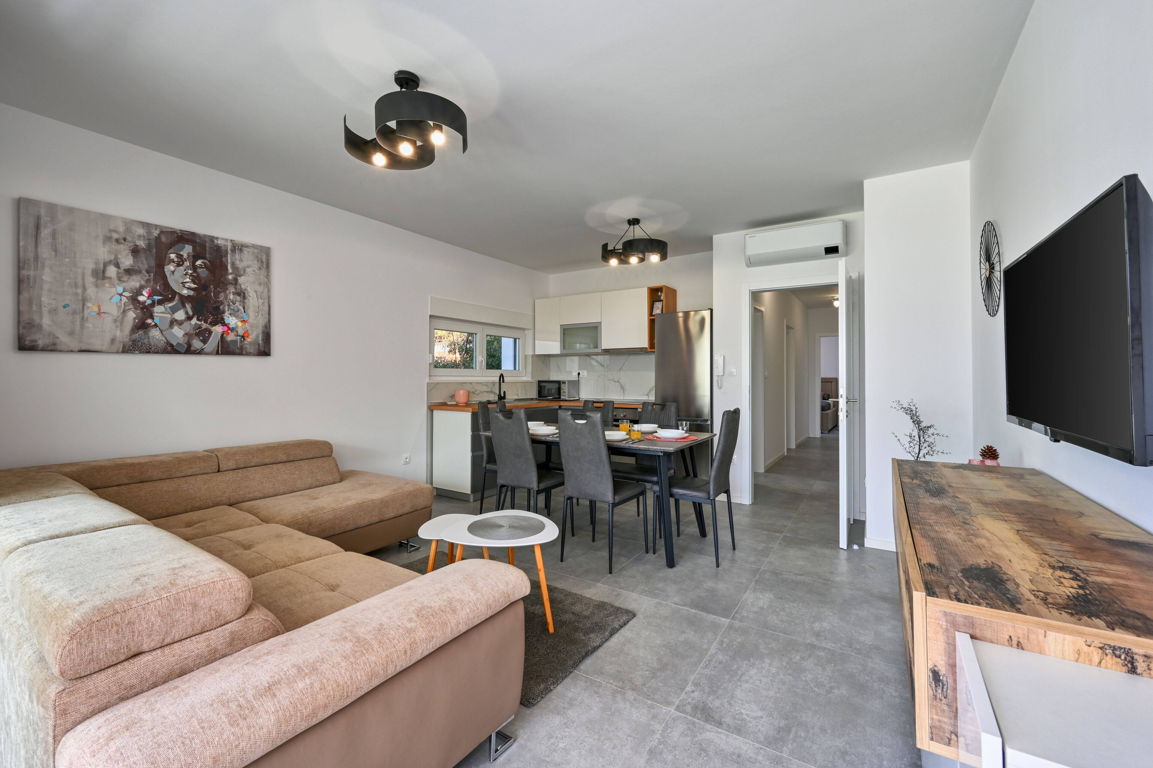 Apartamento Deluxe, 2 habitaciones, piscina privada | Zona de estar | Televisión LED de 55 pulgadas con canales por satélite, una televisión