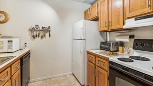 Condo, 1 Queen Bed with Sofa bed (Pinnacle D09) | Private kitchen - Pinnacle D09 (Killington)