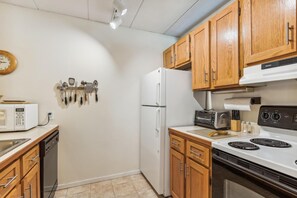 Condo, 1 Queen Bed with Sofa bed (Pinnacle D09) | Private kitchen - Pinnacle D09 (Killington)