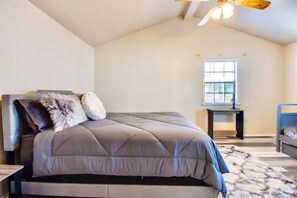 3 bedrooms, desk, WiFi, bed sheets