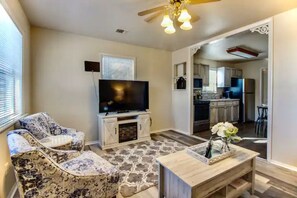 Smart TV, fireplace - Cozy Cottage-Style Home Near Historic Downtown (San Antonio)