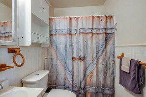 Shower, hair dryer, towels, soap - Cozy Cottage-Style Home Near Historic Downtown (San Antonio)