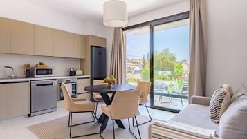 Studio, Multiple Bedrooms, Balcony, City View | Living room