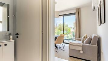 Estudio, varias habitaciones, balcón, vistas a la ciudad | Sala de estar