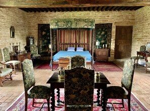 4 bedrooms, desk, iron/ironing board, free WiFi