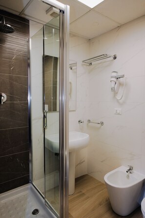 Bureau, Wi-Fi gratuit, draps fournis