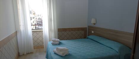 Escriptori, wifi gratuïta i roba de llit