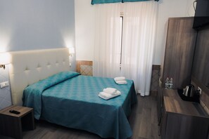 Desk, free WiFi, bed sheets - Square Inn (Rome)