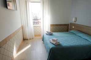 Desk, free WiFi, bed sheets - Square Inn (Rome)
