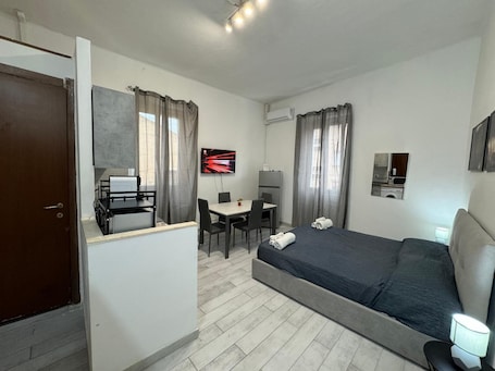 1 bedroom, iron/ironing board, WiFi, bed sheets. Civic 10 II Spacious studio apartment with terrace above at Sassari Center