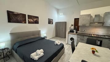 1 habitación, tabla de planchar con plancha, wifi y ropa de cama