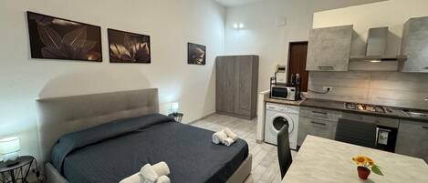 1 habitación, tabla de planchar con plancha, wifi y ropa de cama
