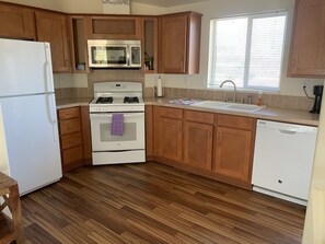 Private kitchen - Cabin in the Desert (Ridgecrest)