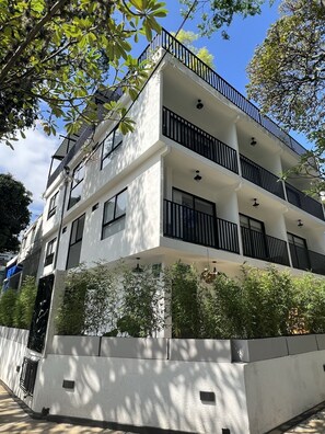 Seprai premium, selimut bulu angsa, bantalan ekstra lembut, dan brankas