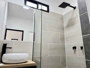 Habitación doble Confort | Baño | Regadera, regadera tipo lluvia, secadora de cabello, toallas 