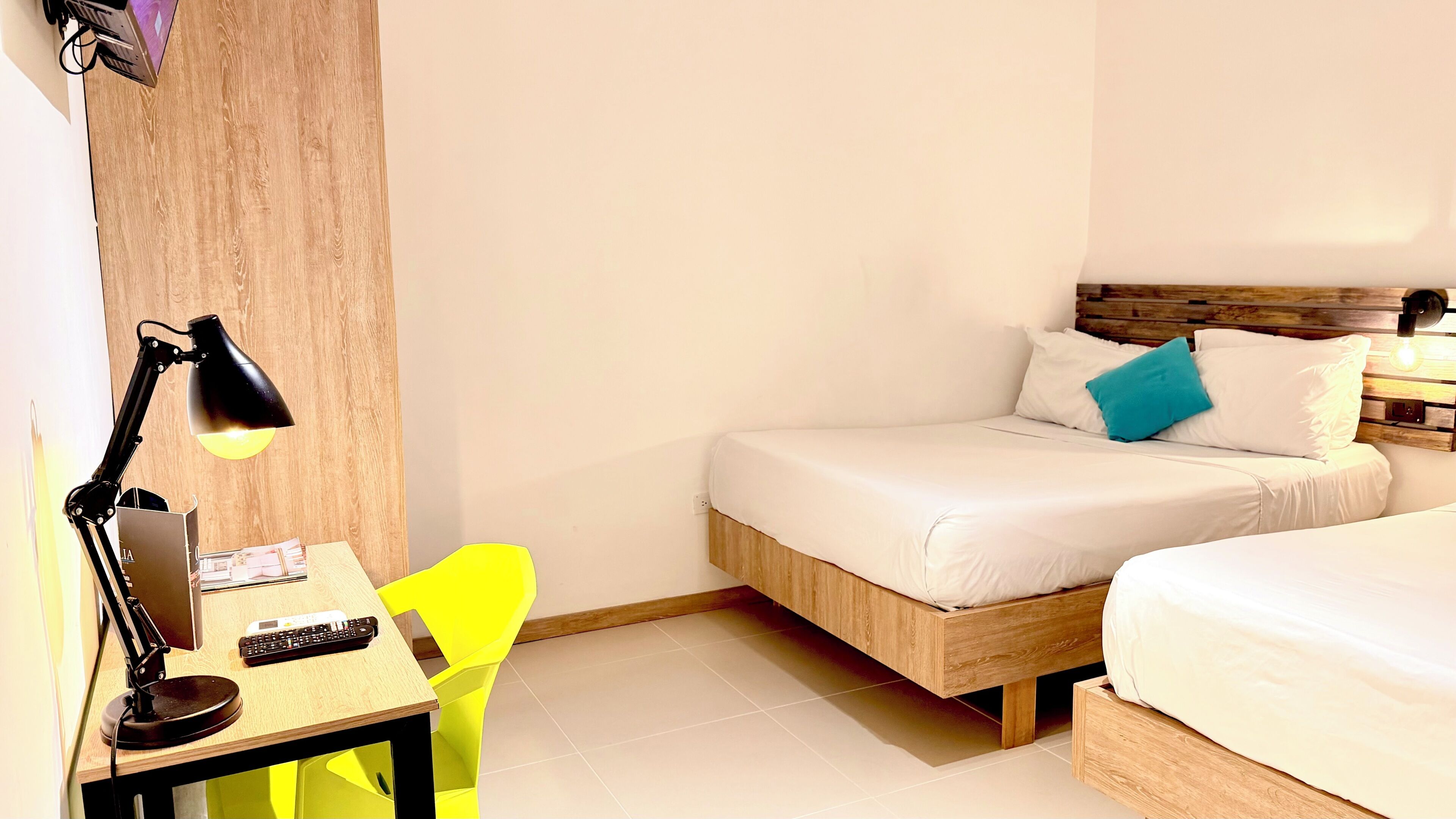 Habitación cuádruple estándar | Ropa de cama de alta calidad y edredones de plumas