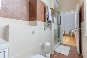 Duschwanne, Haartrockner, Handtücher