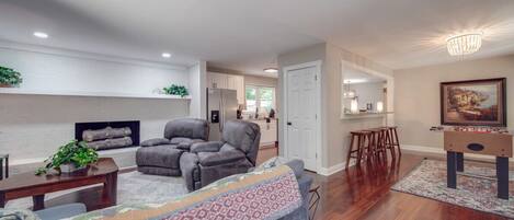 Smart-TV, Tischfußball, Bücher