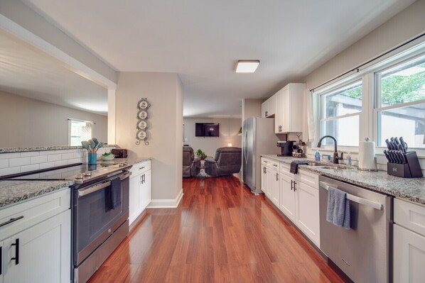 ثلاجة، ميكروويف، فرن، موقد طهي مسطح