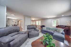 Smart TV, foosball, books - 3-BR Family Friendly Fun Find! — Foosball — Piano (Gastonia)