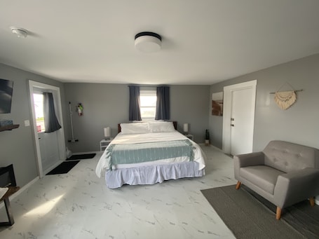 1 bedroom, free WiFi, bed sheets. Chapel Suites - Deluxe King Suite
