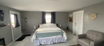 Chapel Suites - Deluxe King Suite 