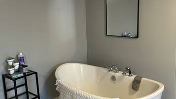 Badewanne, Haartrockner, Handtücher, Seife