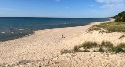 Coastal theme/wooded & large deck/fenced-in yard