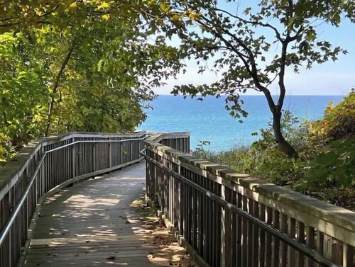 Coastal theme/wooded & large deck/fenced-in yard