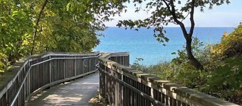 Coastal theme/wooded & large deck/fenced-in yard