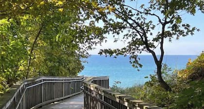 Coastal theme/wooded & large deck/fenced-in yard