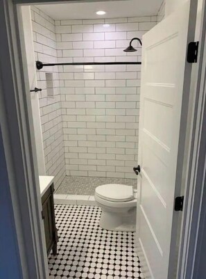Een douche, een haardroger, handdoeken, zeep
