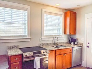 冷蔵庫、電子レンジ、オーブン、コンロ