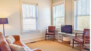 Een smart-tv en boeken