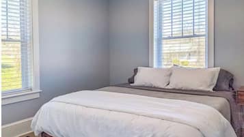 2 bedrooms, iron/ironing board, travel cot, free WiFi