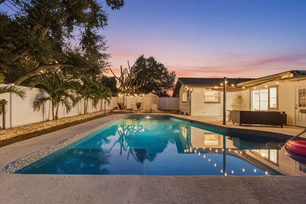 Una piscina al aire libre, una piscina climatizada