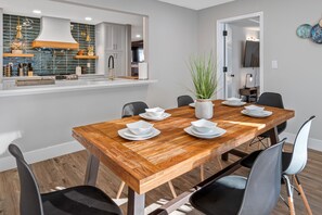 Dining - 5 Min to Beach - Luxury Renovated HEATED POOL Home  2 King Beds (Largo)