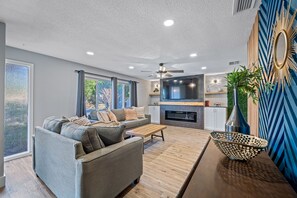 Smart TV, fireplace, foosball, books - 5 Min to Beach - Luxury Renovated HEATED POOL Home  2 King Beds (Largo)