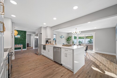 5 Min to Beach - Luxury Renovated HEATED POOL Home  2 King Beds