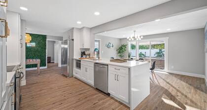 5 Min to Beach - Luxury Renovated HEATED POOL Home 2 King Beds