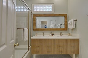Dusche, Haartrockner, Handtücher, Seife