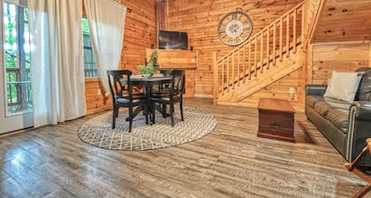 Honeymoon Cabin, Hot Tub, Jacuzzi, Arcade,Swing, King bed < 5 Mi to Downtown!
