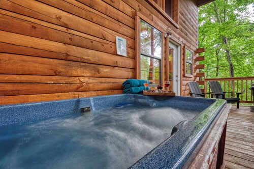 Honeymoon Cabin, Hot Tub, Arcade,Swing,  King bed < 5 Mi to Downtown!