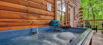 Honeymoon Cabin, Hot Tub, Arcade,Swing, King bed < 5 Mi to Downtown!